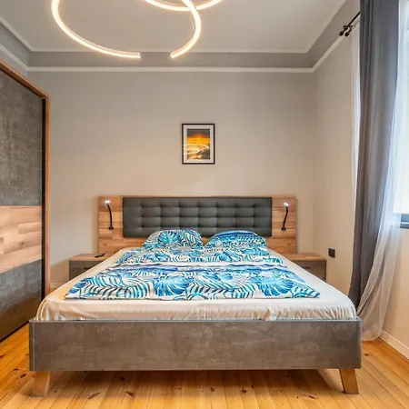 Stylish 2bdrm In The Very Heart Of 아파트 *