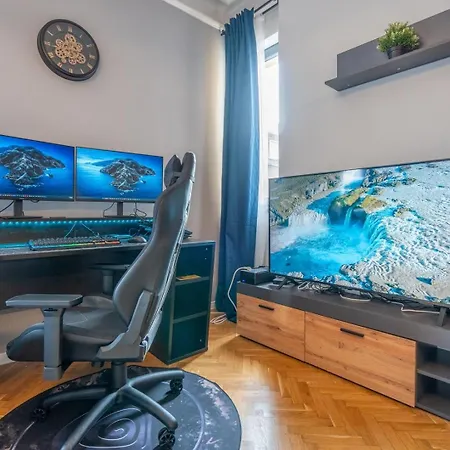 Stylish 2bdrm In The Very Heart Of
