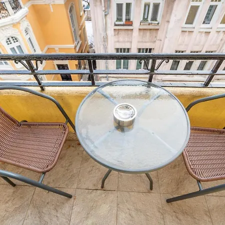 Stylish 2bdrm In The Very Heart Of Lägenhet