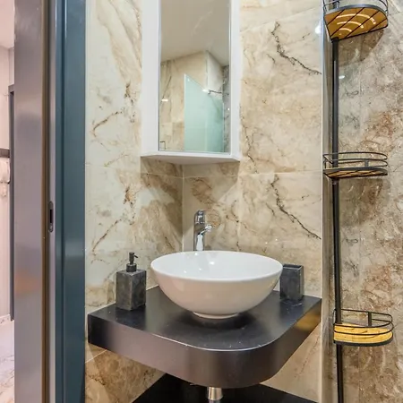 Stylish 2bdrm In The Very Heart Of
