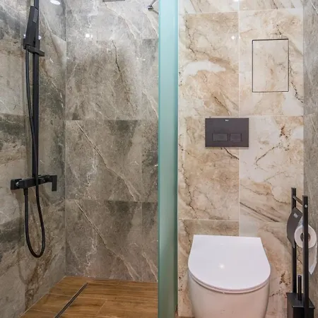 Stylish 2bdrm In The Very Heart Of 아파트 *